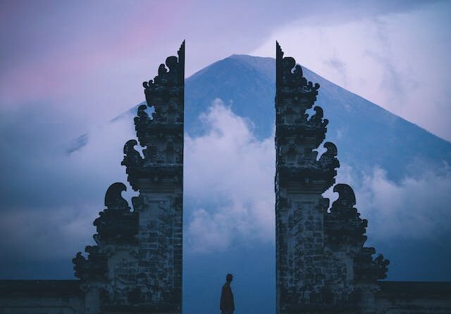 Pura Lempuyang Bali Destinasi Instagramable di Bali